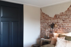 Autenthieke brick wall, ktijtverf sculptura, mat zwarte kozijnen en deuren.