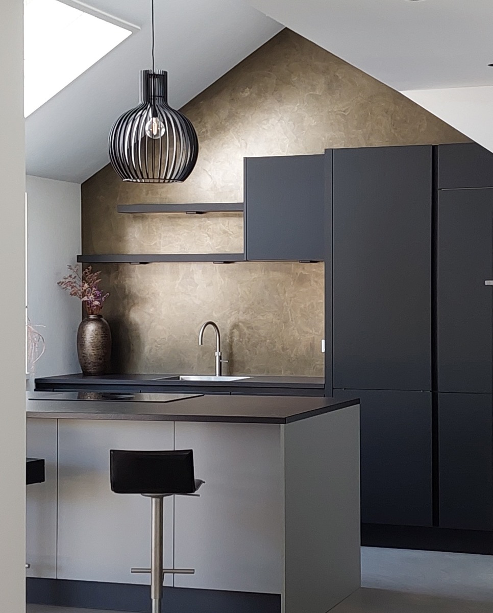 keukenwand-metallic-Bronze-met-zwarte-keuken