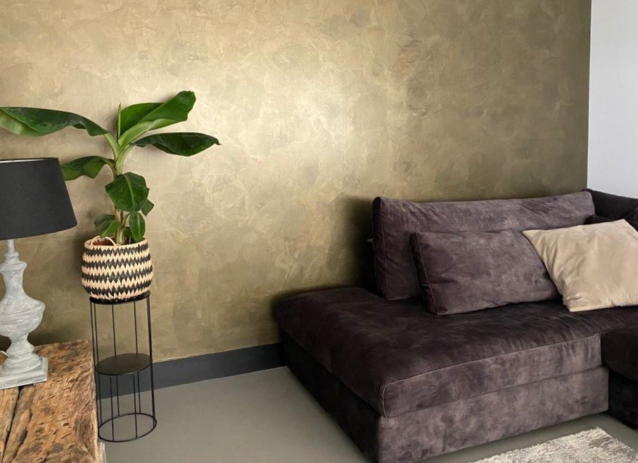 metallic-Nepali-bronze-woonkamer-bronzen-wand-livingroom-bronze-wooninspiratie