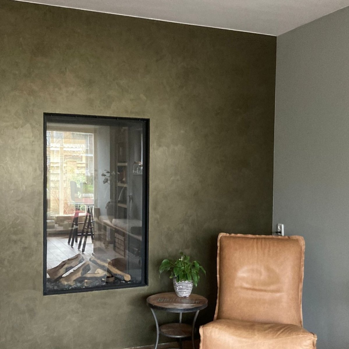 metallic-bronze-schouw-met-cognac-kleurige-stoel-in-woonkamer