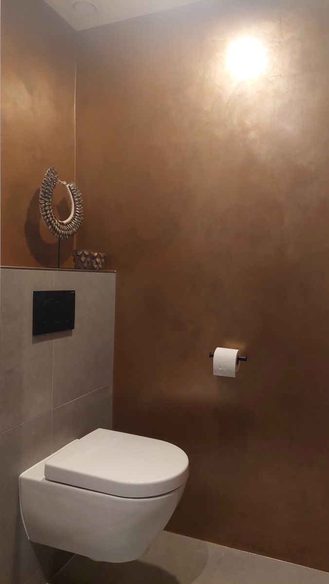 metallic-copper-in-toilet-koper-koperen-wand