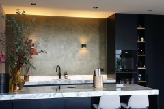 Bronzen metallic muur als keuken achterwand